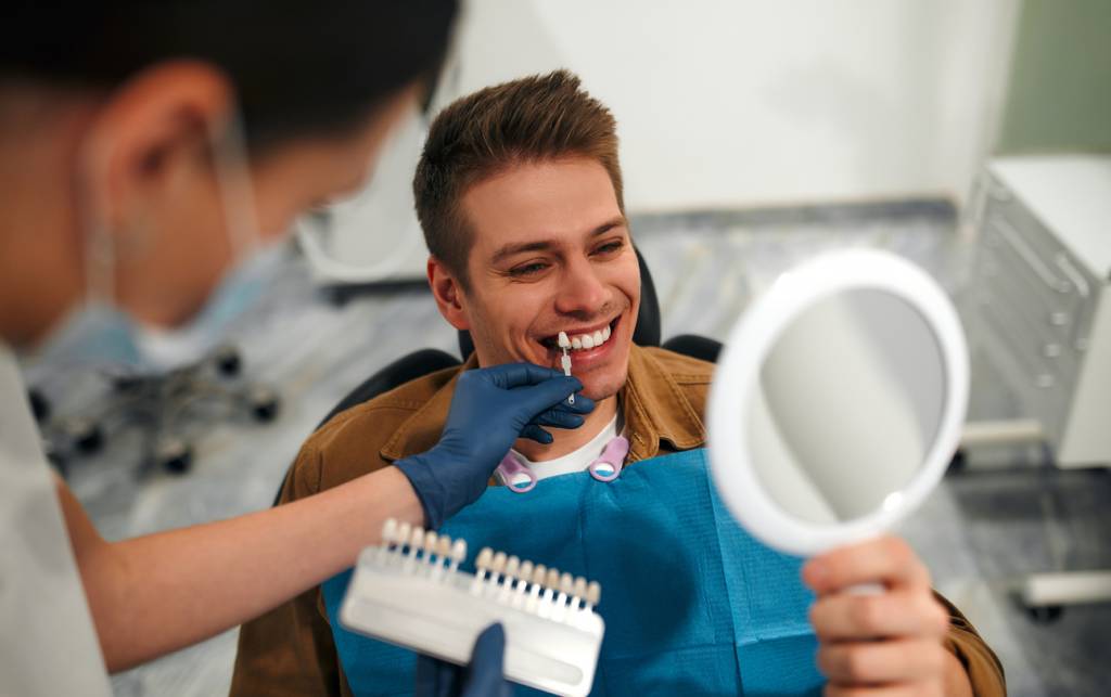 Professionnel de la santé dentaire blanchiment